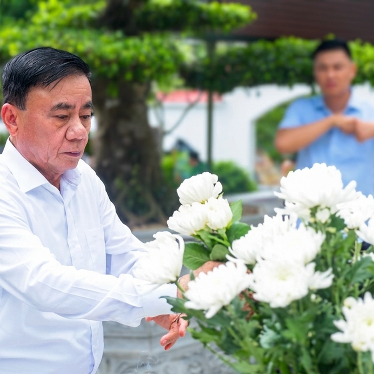 Thường trực Ban Bí thư Trần Cẩm Tú dâng hương tri ân các anh hùng liệt sĩ tại Ngã ba Đồng Lộc