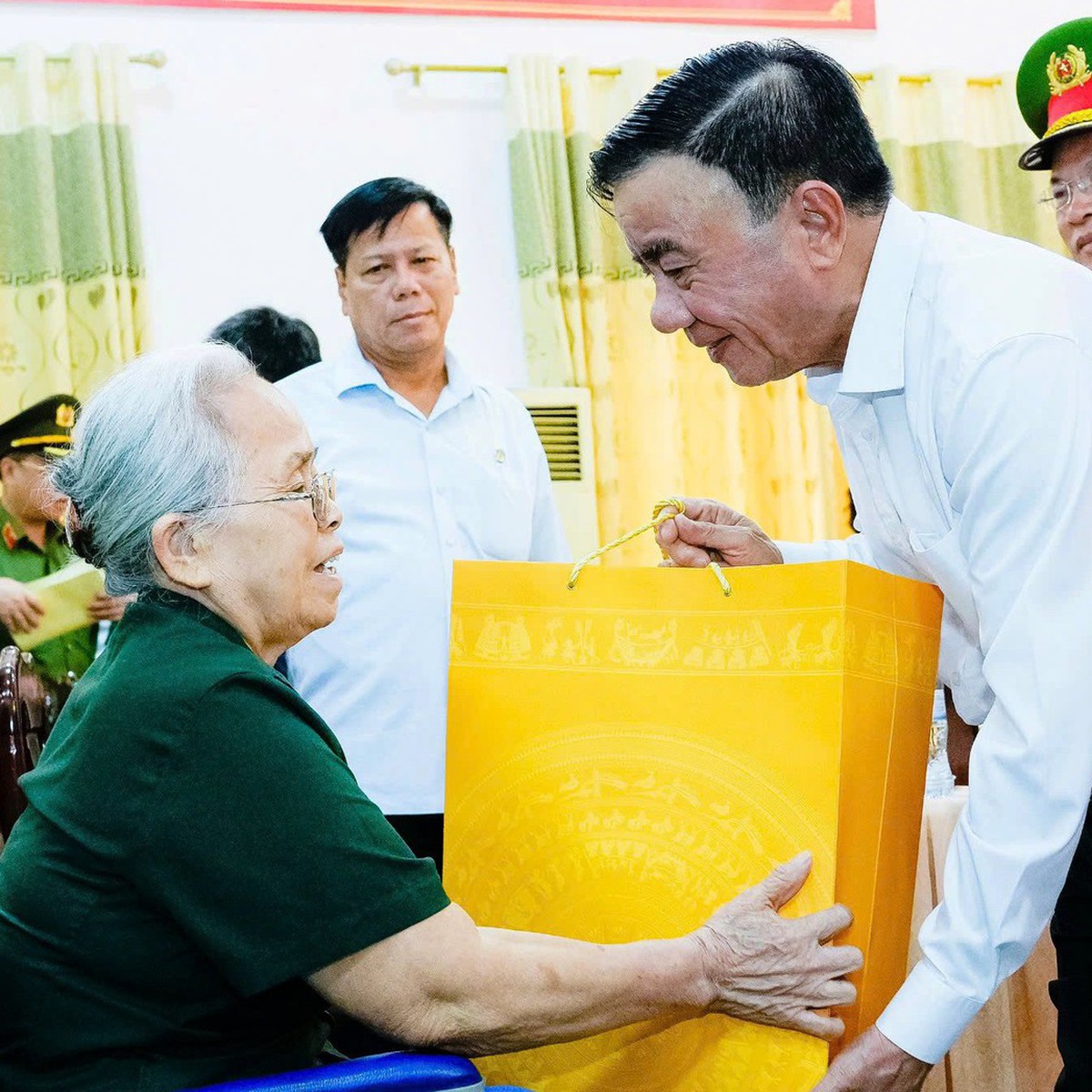Thường trực Ban Bí thư Trần Cẩm Tú tặng quà tri ân các thương, bệnh binh