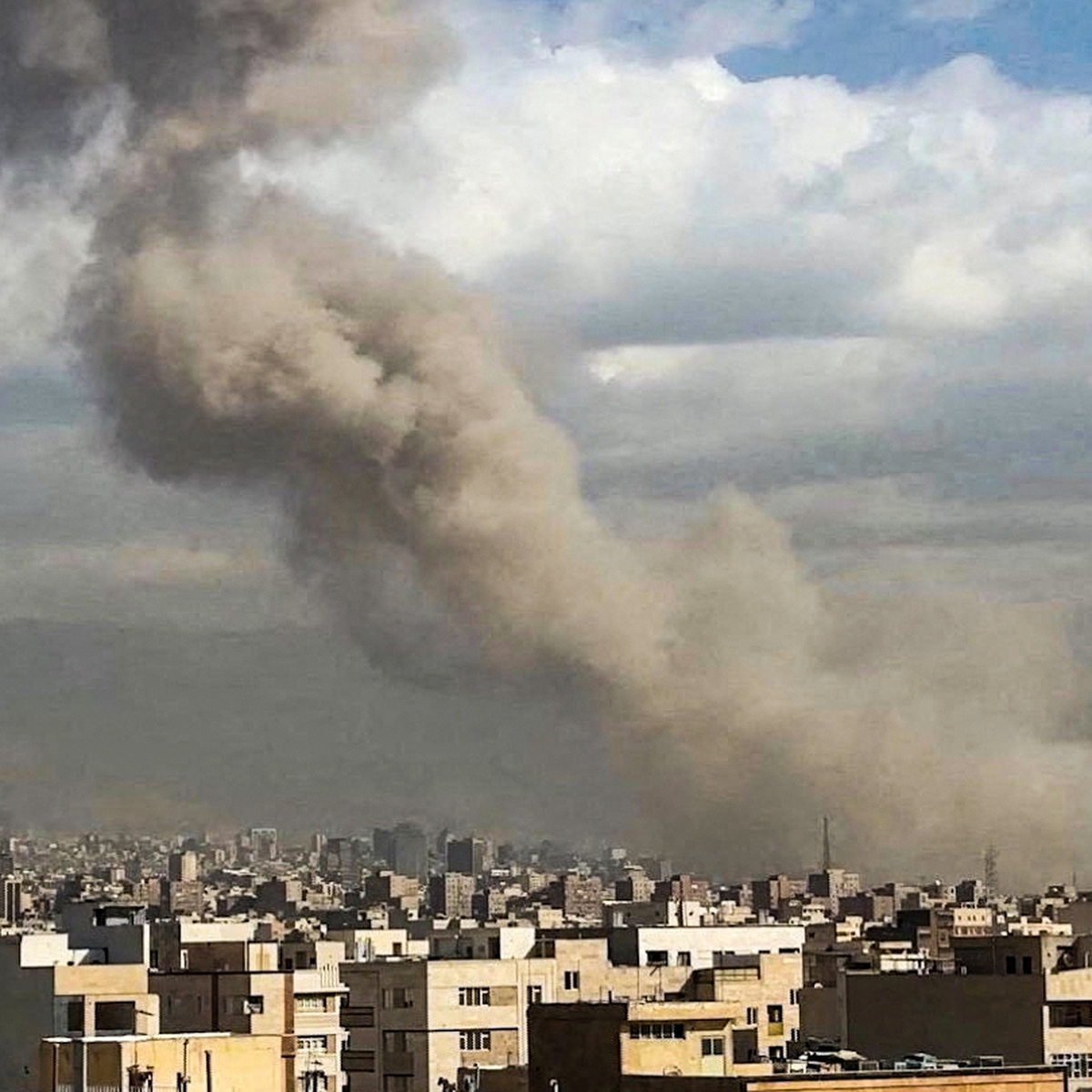 Tehran dọa 'nghiền nát' hạ tầng khu vực nếu Mỹ dám nhắm vào Iran
