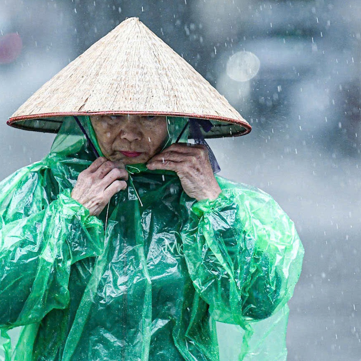 Hà Nội mưa dông mạnh, vùng núi Bắc Bộ mưa lớn đến 19-7, đường Lai Châu đi Điện Biên tê liệt