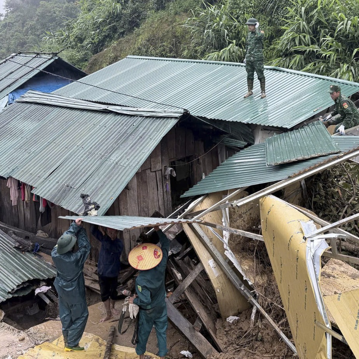 Thủ tướng: Sẵn sàng phương án ứng phó thiên tai, sơ tán người dân ra khỏi khu vực nguy hiểm