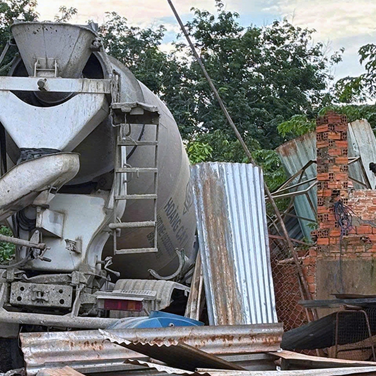 Xe bồn lao vào nhà dân ở Đồng Nai, một phụ nữ không qua khỏi