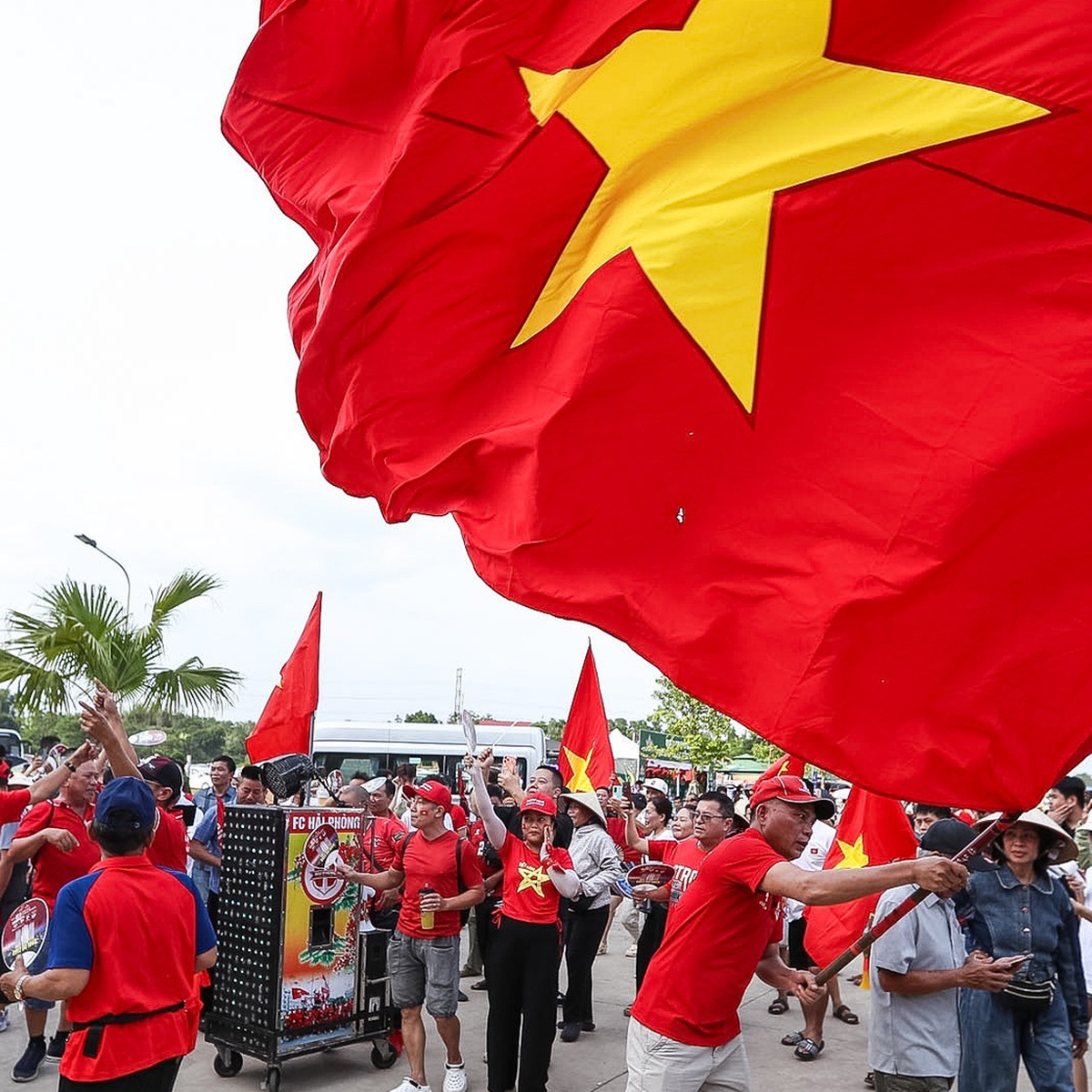 Hàng ngàn khán giả kéo đến sân vận động Thái Nguyên chờ tuyển Việt Nam đấu Myanmar