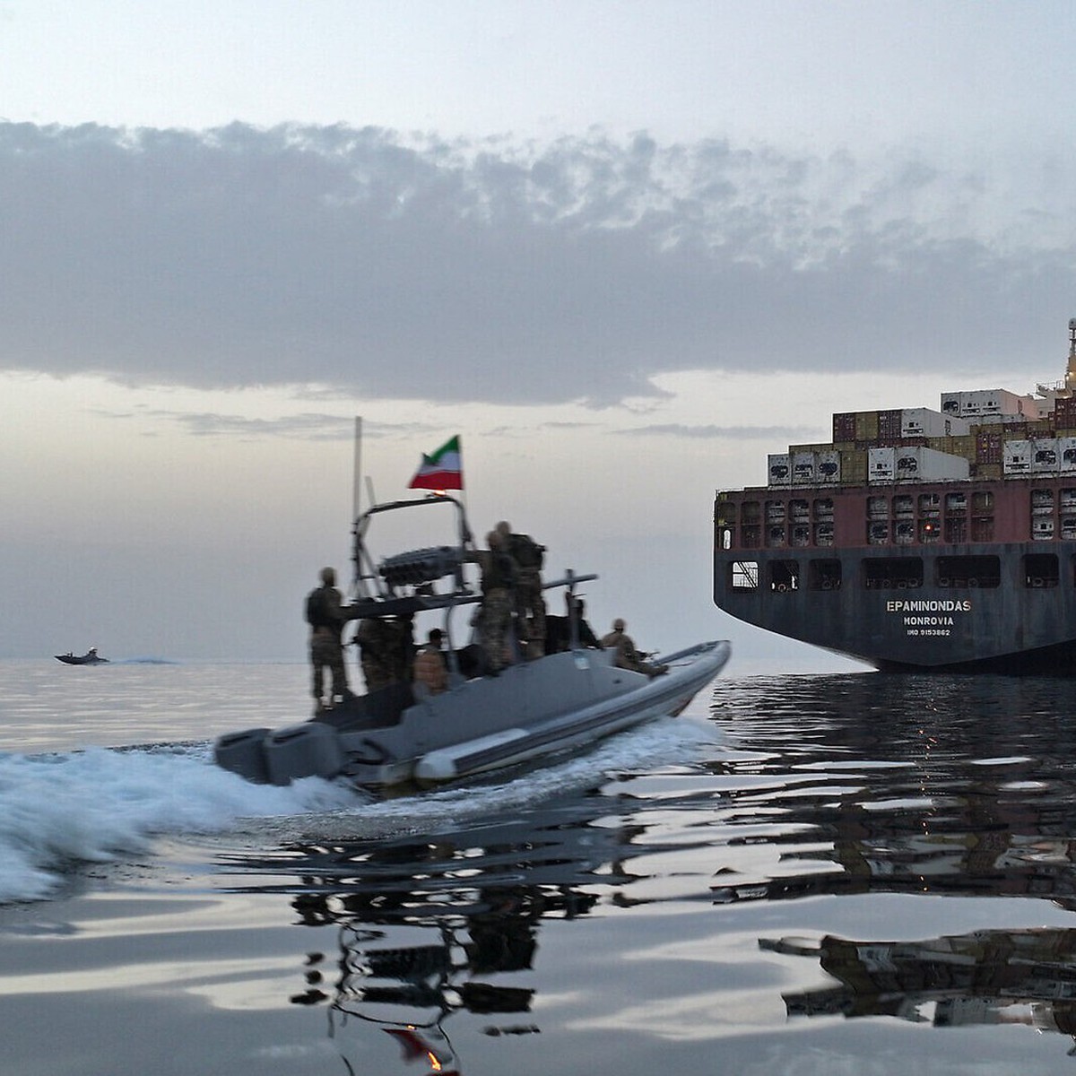 Iran nói 2 tàu dầu phát nổ ở eo Hormuz, Mỹ nói gì?