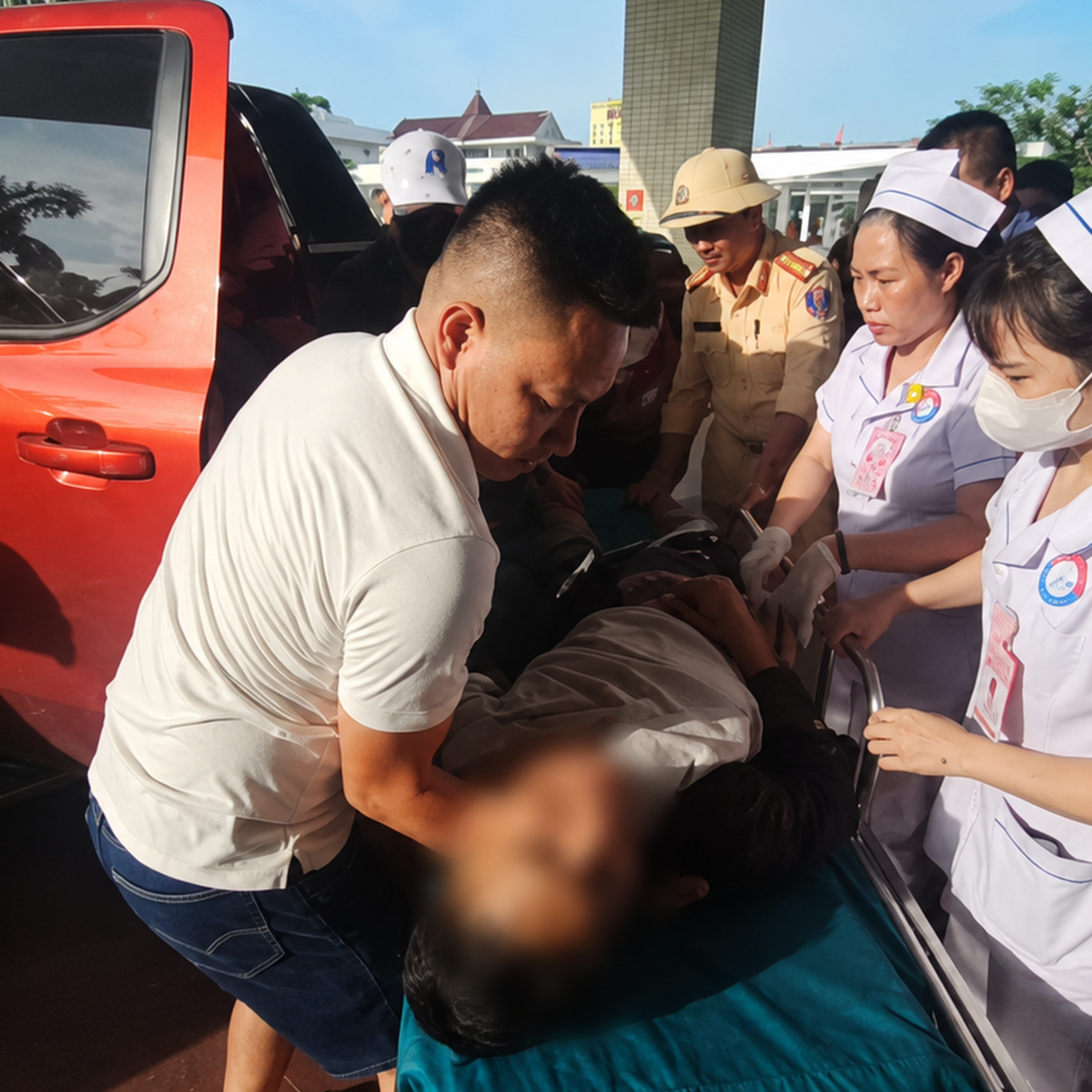 Đang chở người bị tai nạn đi cấp cứu, gặp cảnh sát giao thông và cái kết ấm lòng