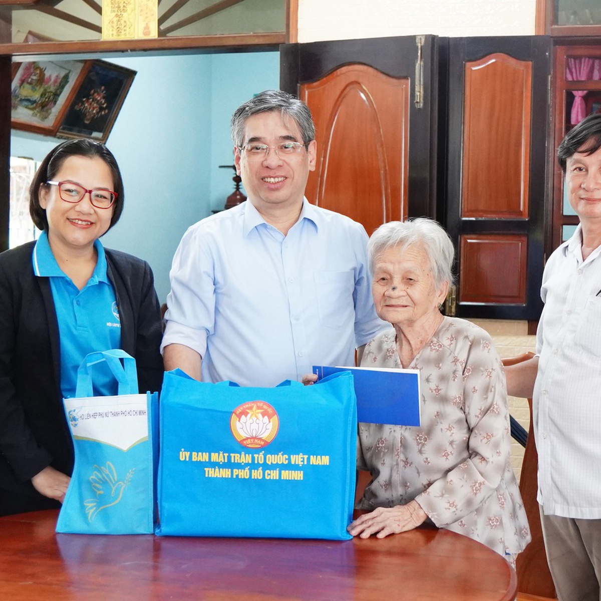 Phó bí thư Thành ủy TP.HCM Nguyễn Phước Lộc thăm, chúc thọ Mẹ Việt Nam anh hùng