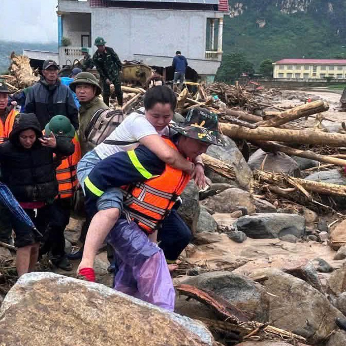 Lai Châu: Giải cứu thêm 4 người mắc kẹt, 800 người tiếp tục tìm nạn nhân mất tích