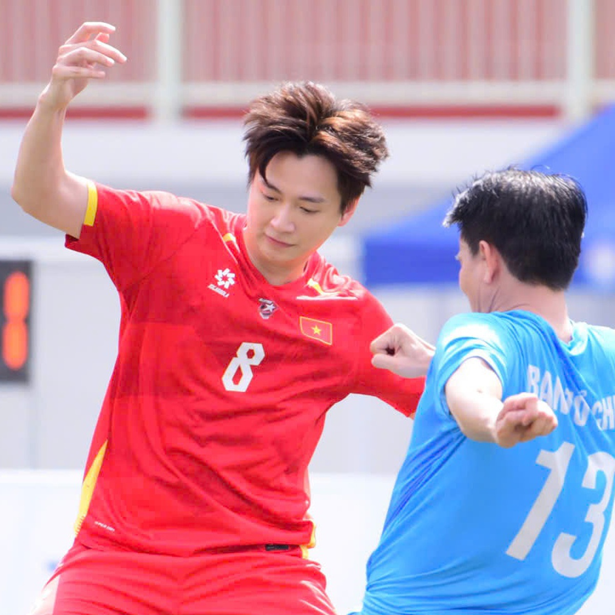 Đội bóng All Stars SG FC cùng BTC Giải bóng đá công nhân, viên chức Việt Nam ra sân 'tiếp sức' người lao động