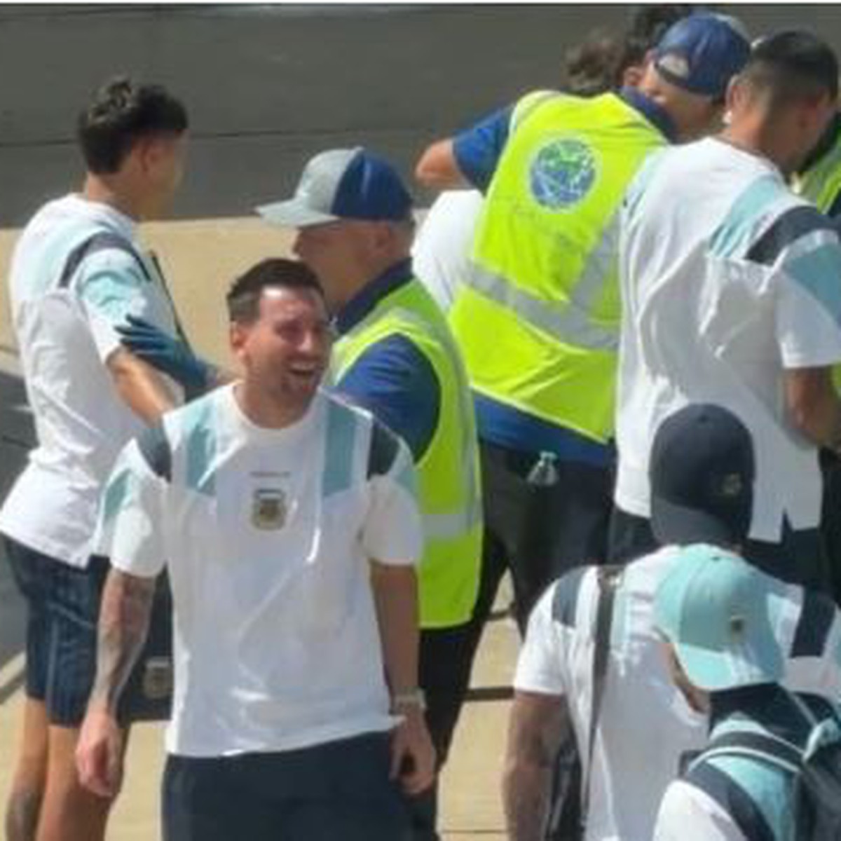 Video: Messi cười khoái chí khi đồng đội giấu kẹp nướng thịt trong ba lô