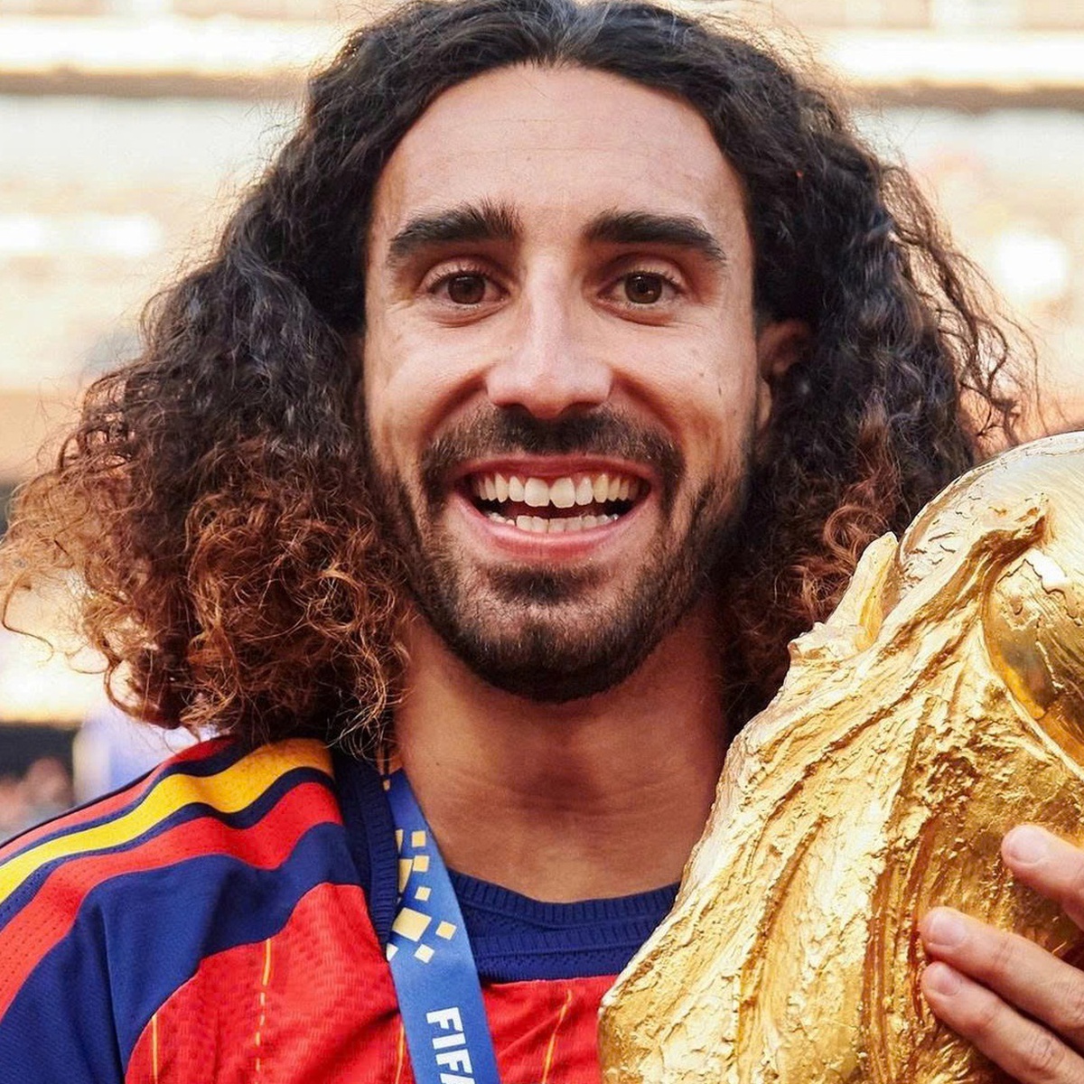 Marc Cucurella tuyển Tây Ban Nha xách cúp vô địch World Cup về bằng túi ni lông