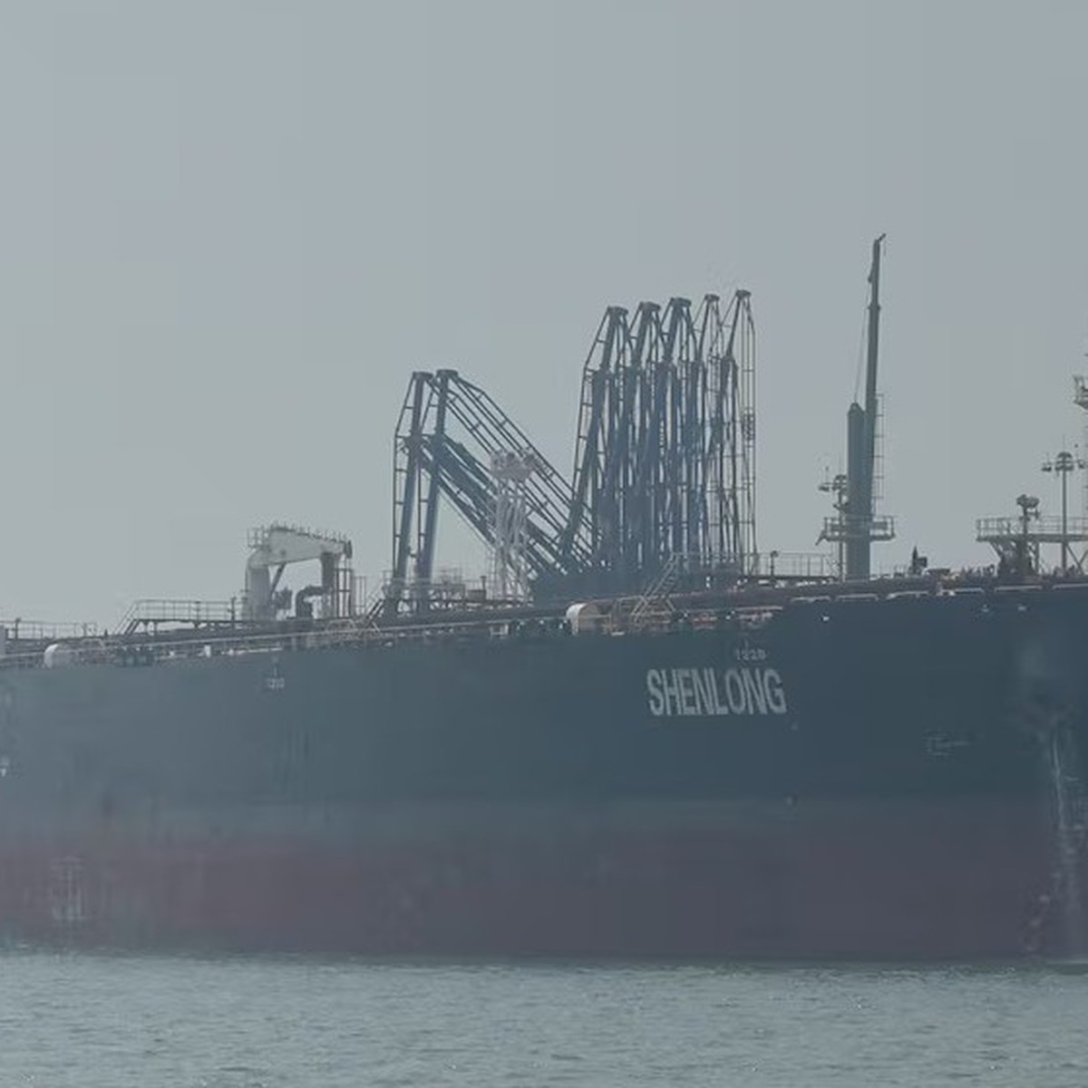 Iran tuyên bố hai tàu dầu phát nổ tại eo biển Hormuz khiến giá dầu tăng mạnh