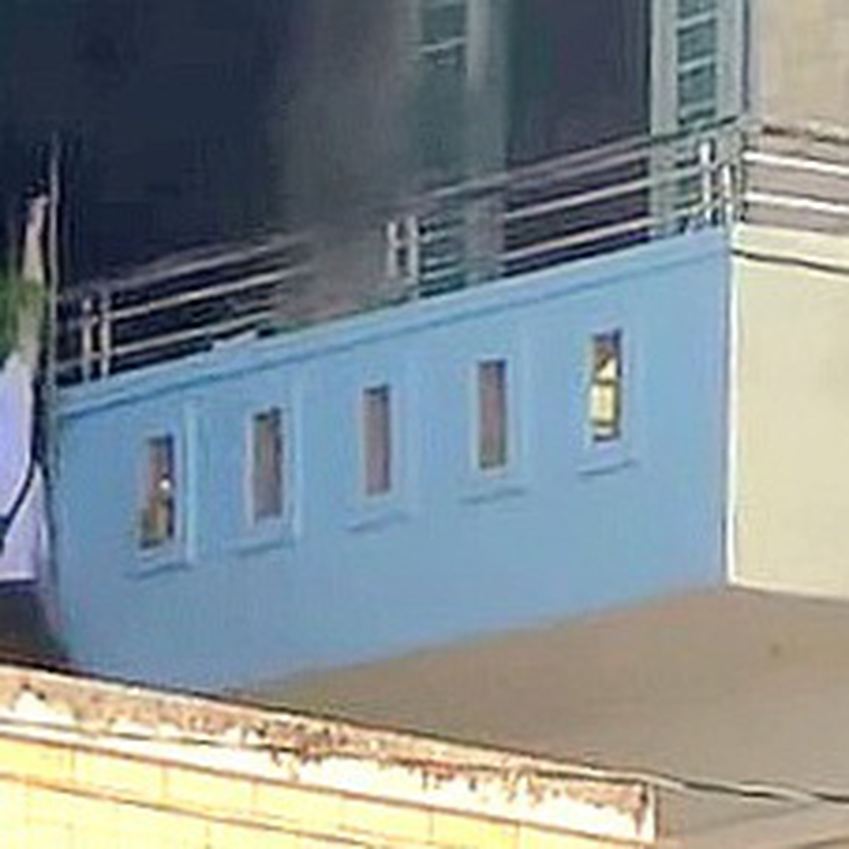 Cháy nhà trọ 4 tầng ở Gò Vấp, sinh viên đu ban công, trèo qua nhà bên cạnh thoát thân