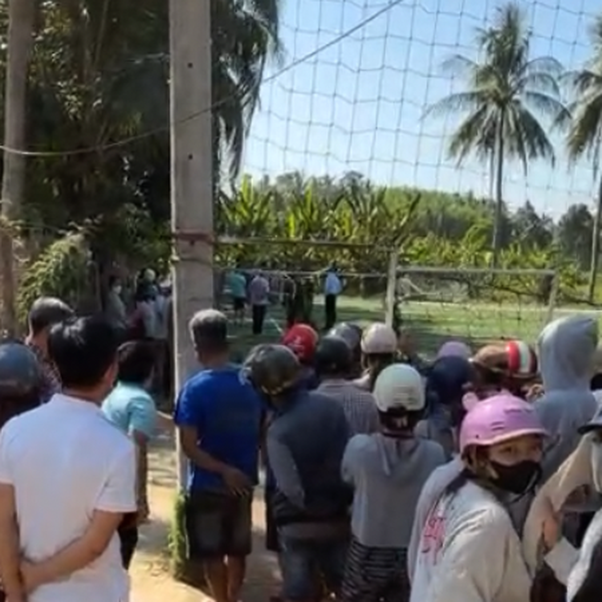 Trụ điện sân bóng ngã, đè chết nam sinh lớp 4 tại Gia Lai