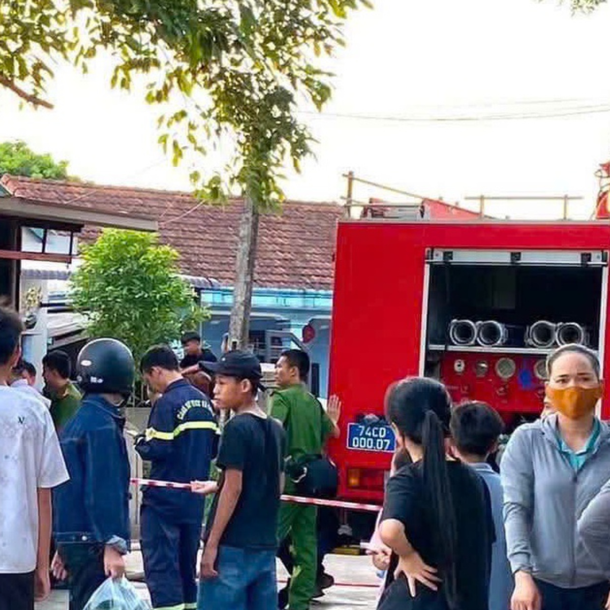 Cháy nhà khi chồng đi chăm mẹ ốm, người vợ chết thương tâm trong nhà