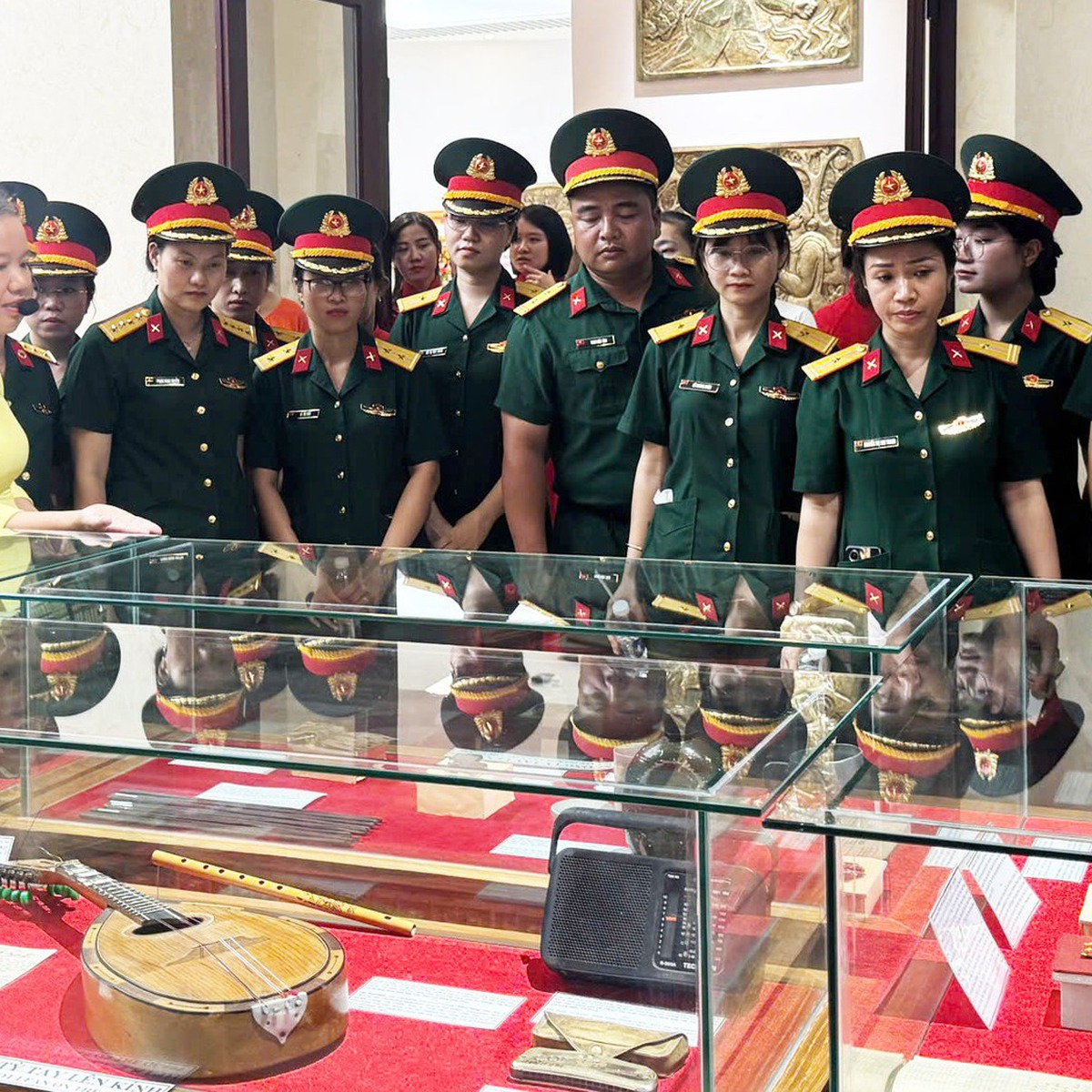 Xúc động xem chiếc ba lô, bức thư tay, giấy báo tử... của liệt sĩ