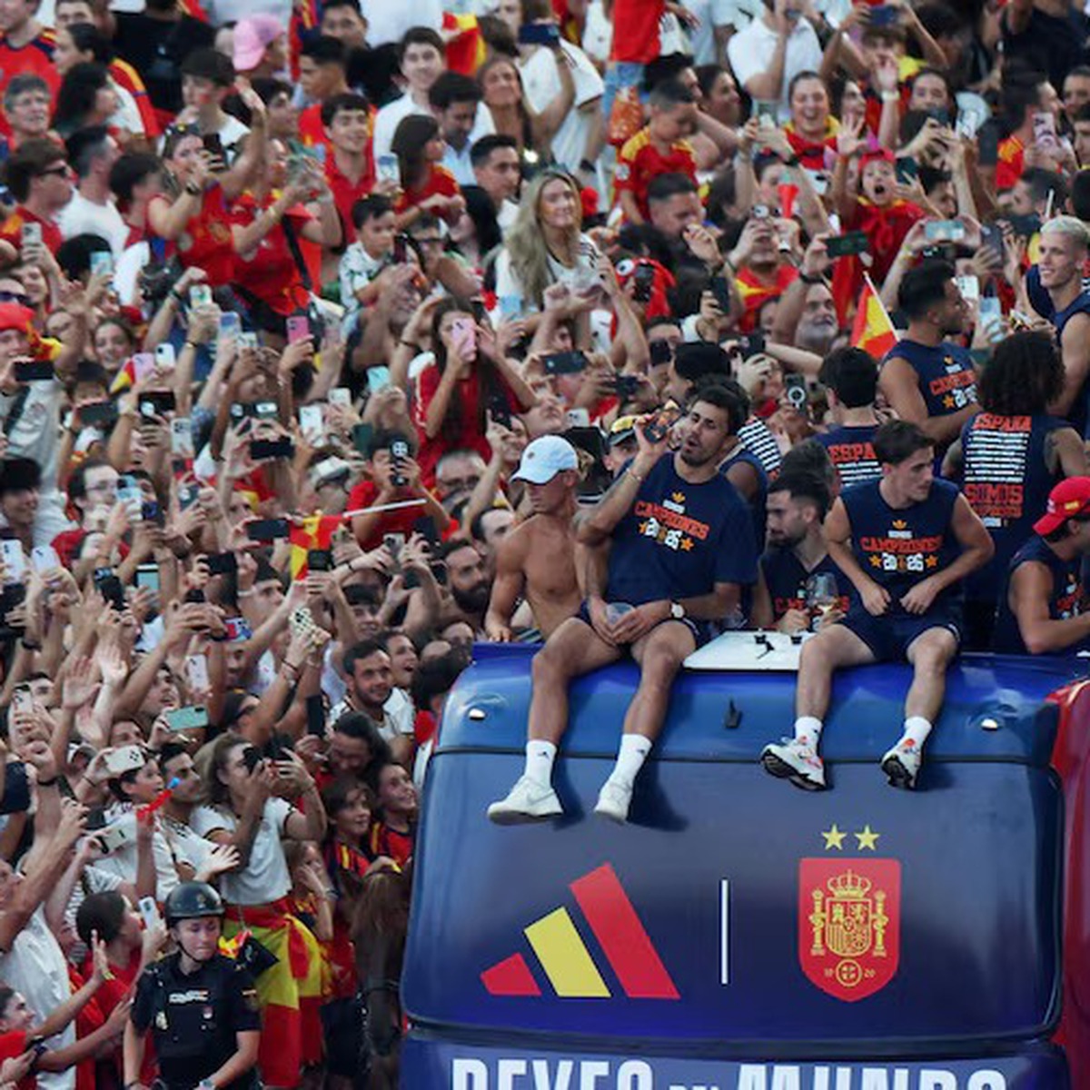 Tuyển Tây Ban Nha mừng vô địch World Cup tại quê nhà trong biển người