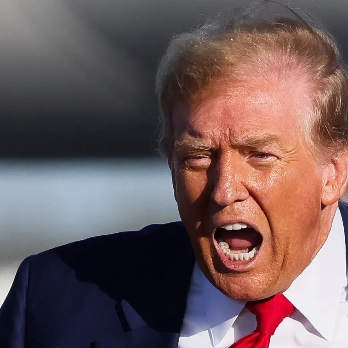 Ông Trump và Iran dọa 'ăn thua đủ': Dám bắn một tàu, mất liền một cây cầu