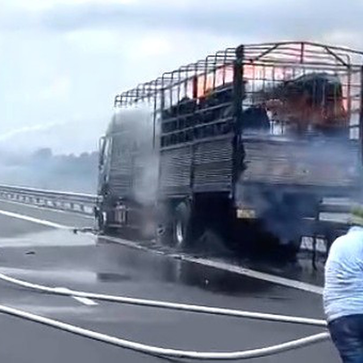 Cháy xe tải trên cao tốc Vân Phong - Nha Trang