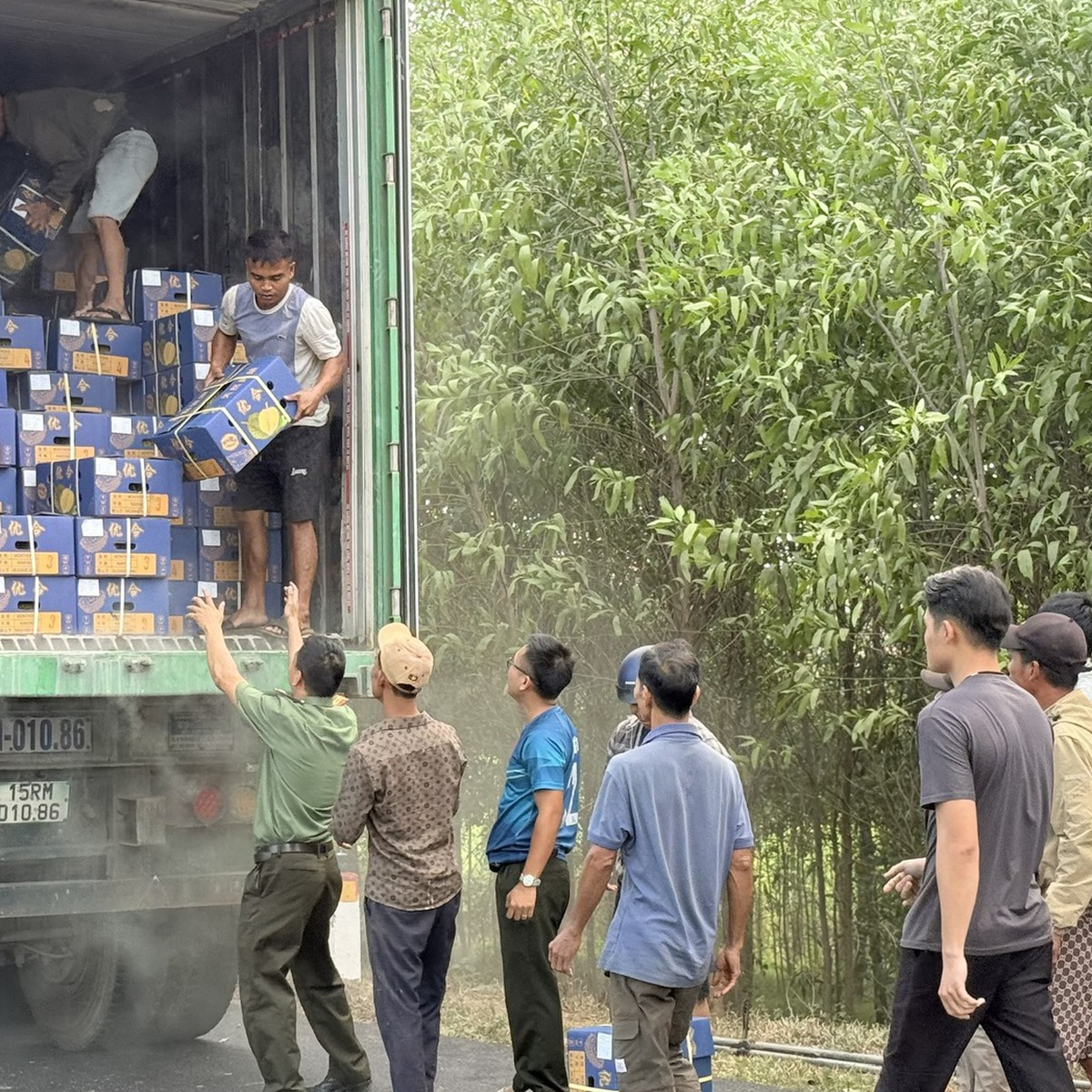 Công an và người dân chung tay cứu 20 tấn sầu riêng trên xe bốc cháy