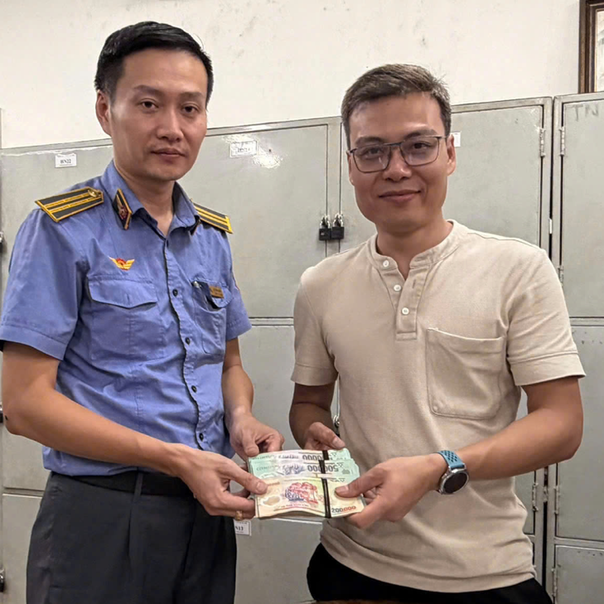 Tiếp viên đường sắt trả lại gần 123 triệu cho khách bỏ quên