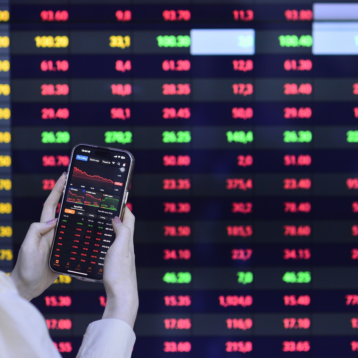 VN-Index bị 'thổi bay' gần 120 điểm sau ba phiên, do đâu?