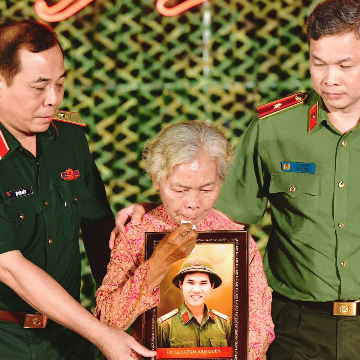 Phút nghẹn ngào khi liệt sĩ Huỳnh Văn Quên đã có ảnh thờ sau hàng chục năm mong mỏi