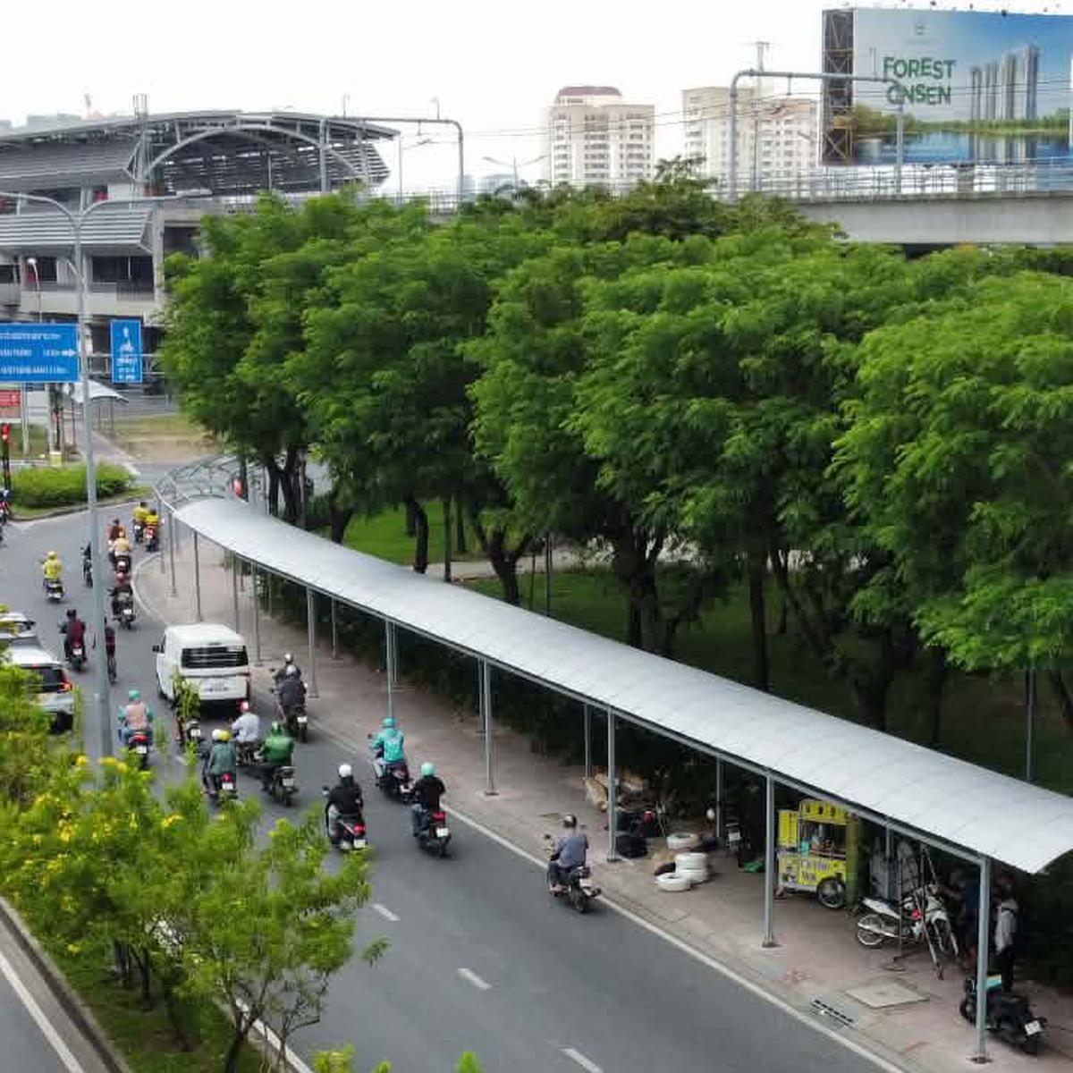 Lắp mái che nối liền từ ga metro với trạm xe buýt, hành khách không lo nắng mưa