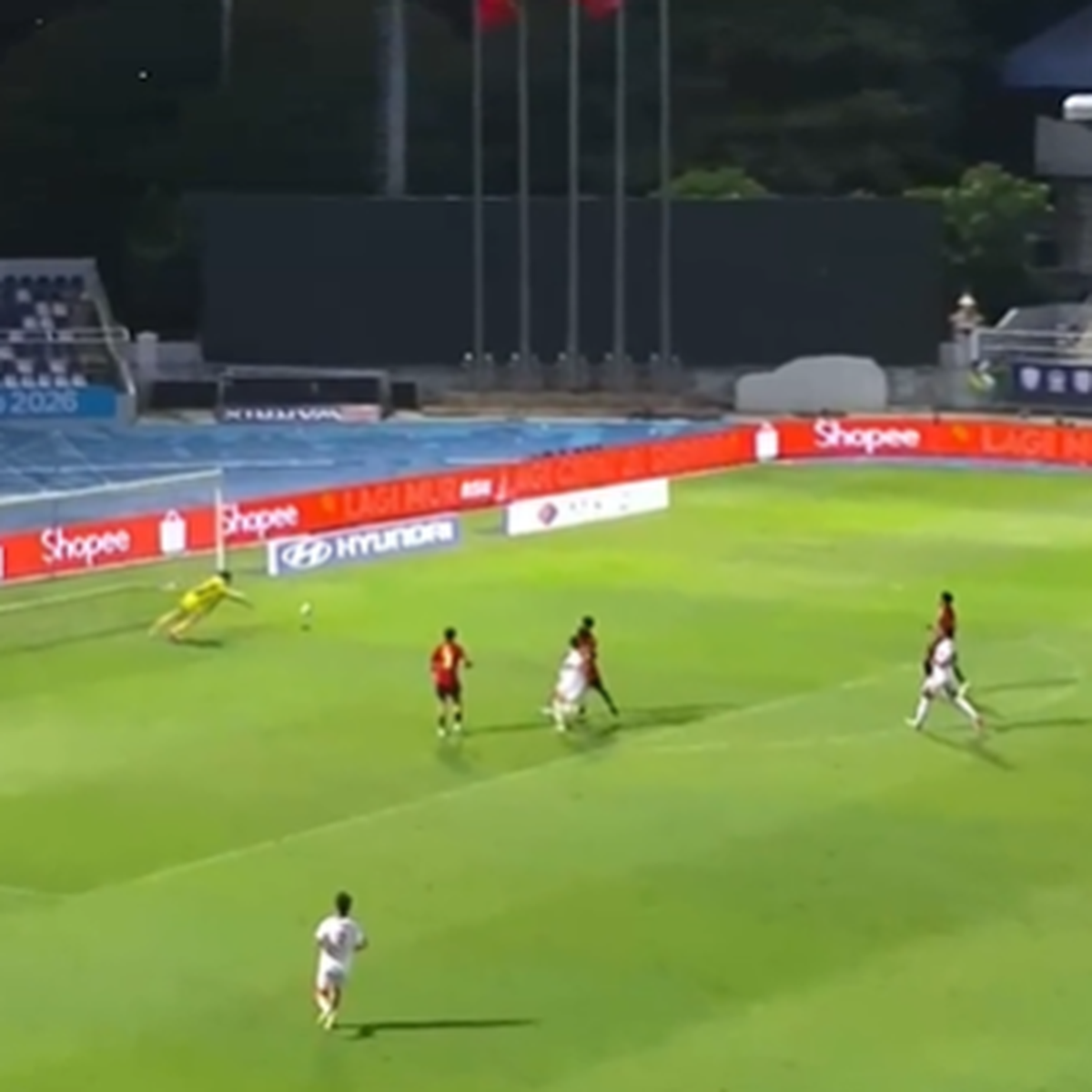 Video: Đình Bắc lập hat-trick trong lần đầu dự ASEAN Cup