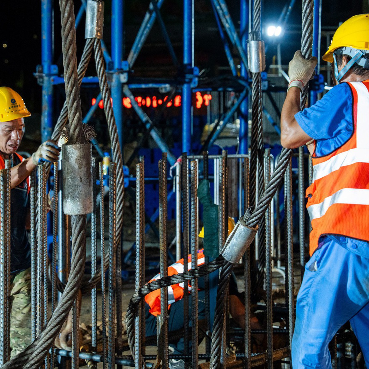 Hà Nội hạ lồng thép 38 tấn thi công tường vây ga S3 metro Văn Cao - hòa Lạc