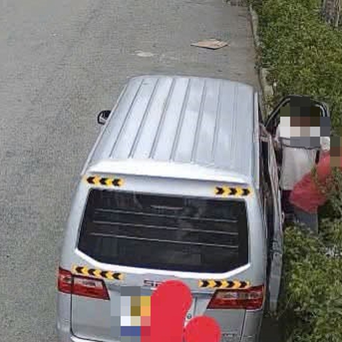 Công an phường Tân Mỹ xem camera thấy 2 người xả rác bậy nên mời lên lập biên bản