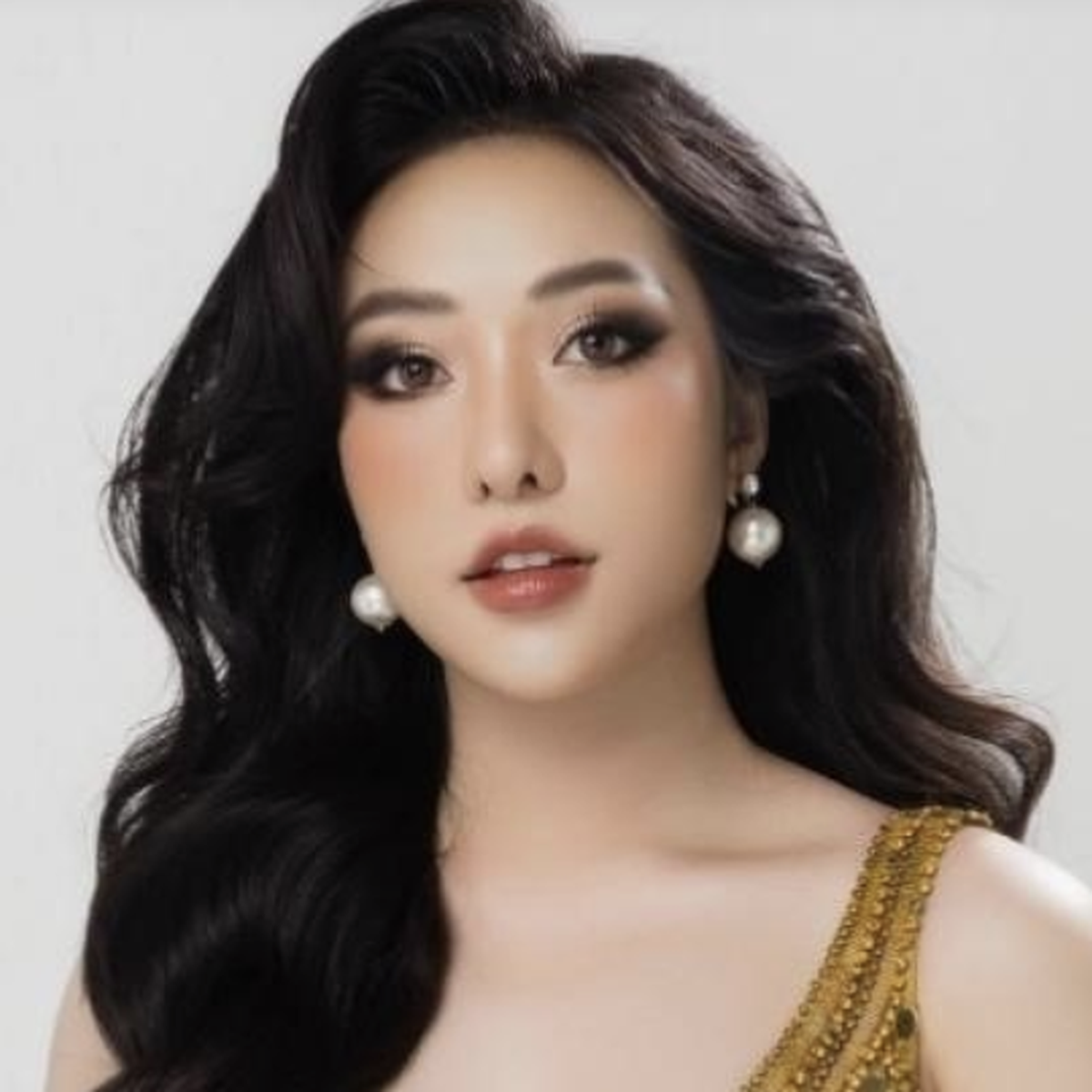 Á hậu Mỹ Duyên lên tiếng sau clip cầm gạch ném vào nhà dân