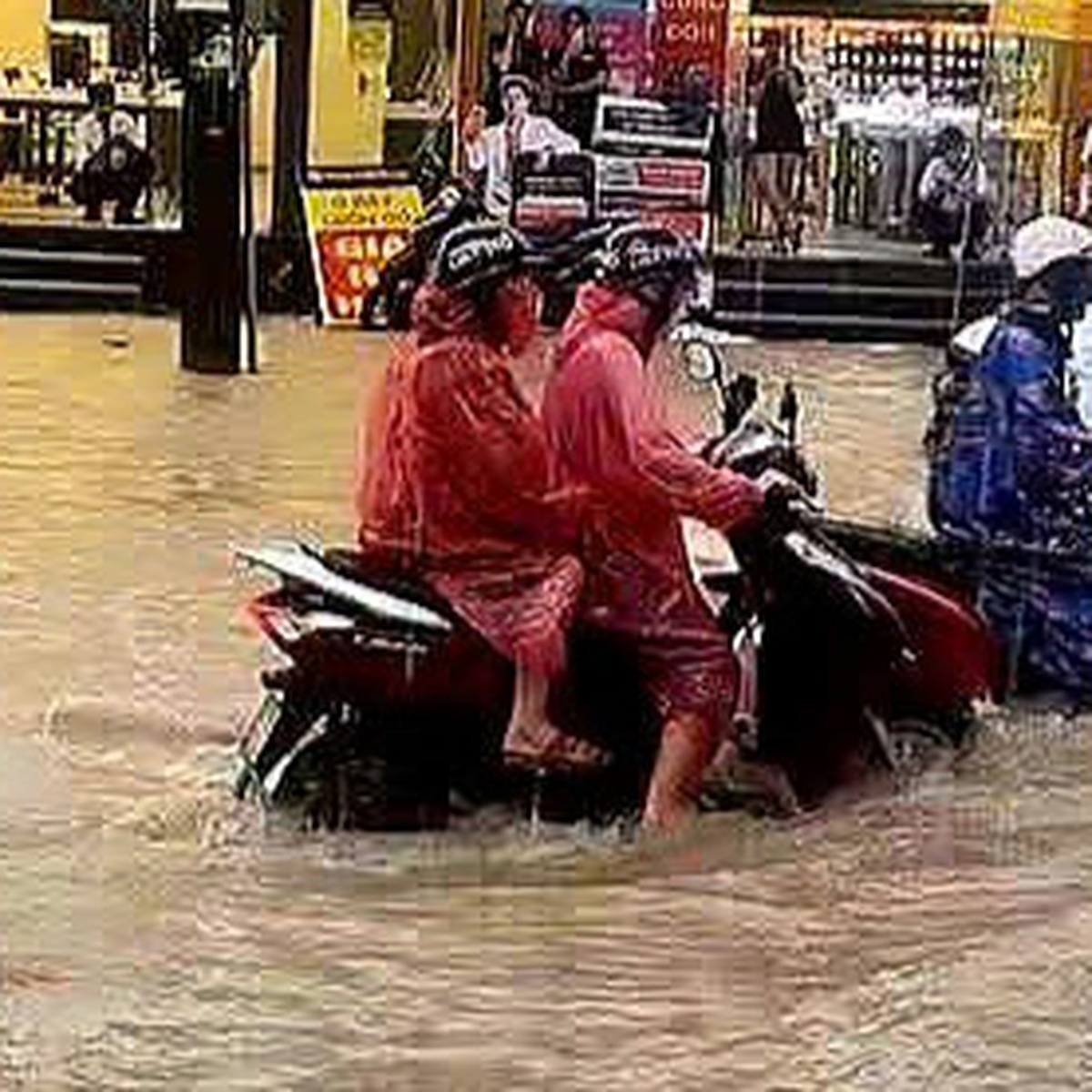Mưa lớn khiến đường phố Phú Quốc ngập, nhiều xe chết máy