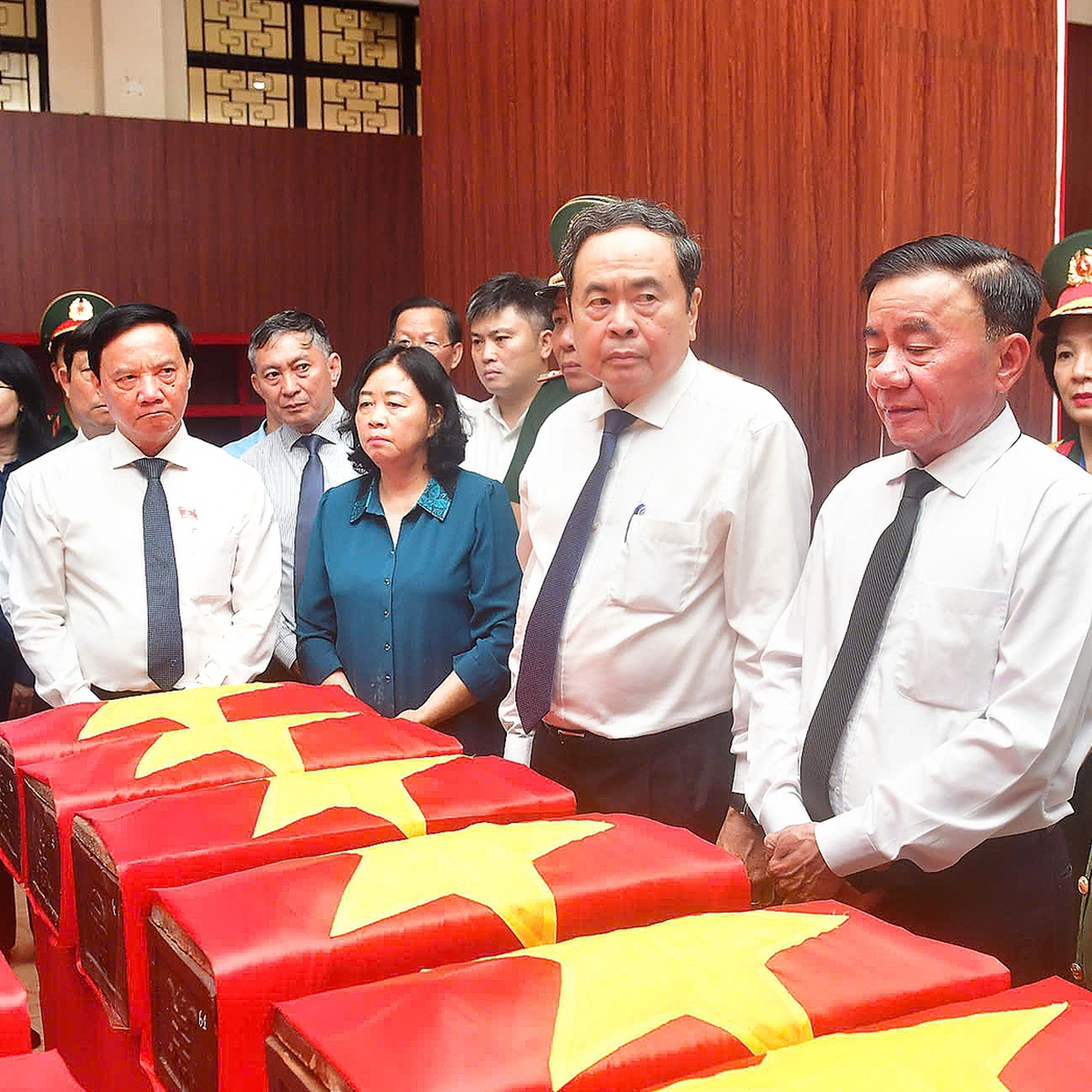 Chủ tịch Quốc hội Trần Thanh Mẫn dâng hương anh hùng liệt sĩ tại công viên Lê Thị Riêng