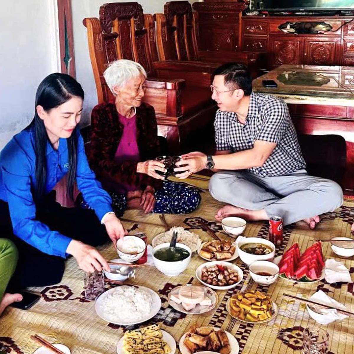 'Bữa cơm gia đình, ấm tình lòng Mẹ'