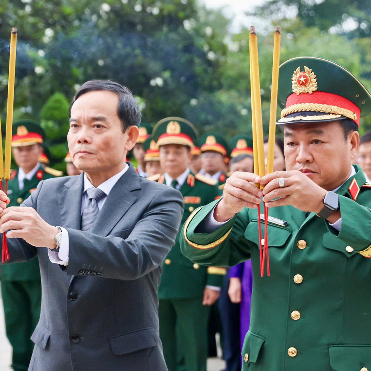 Bí thư Trần Lưu Quang cùng lãnh đạo TP.HCM dâng hương tưởng niệm Anh hùng liệt sĩ nhân ngày 27-7