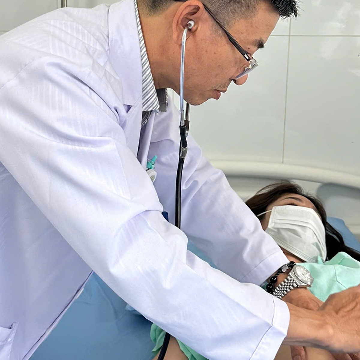 84 người đau bụng, nôn ói phải nhập viện sau khi ăn bánh mì