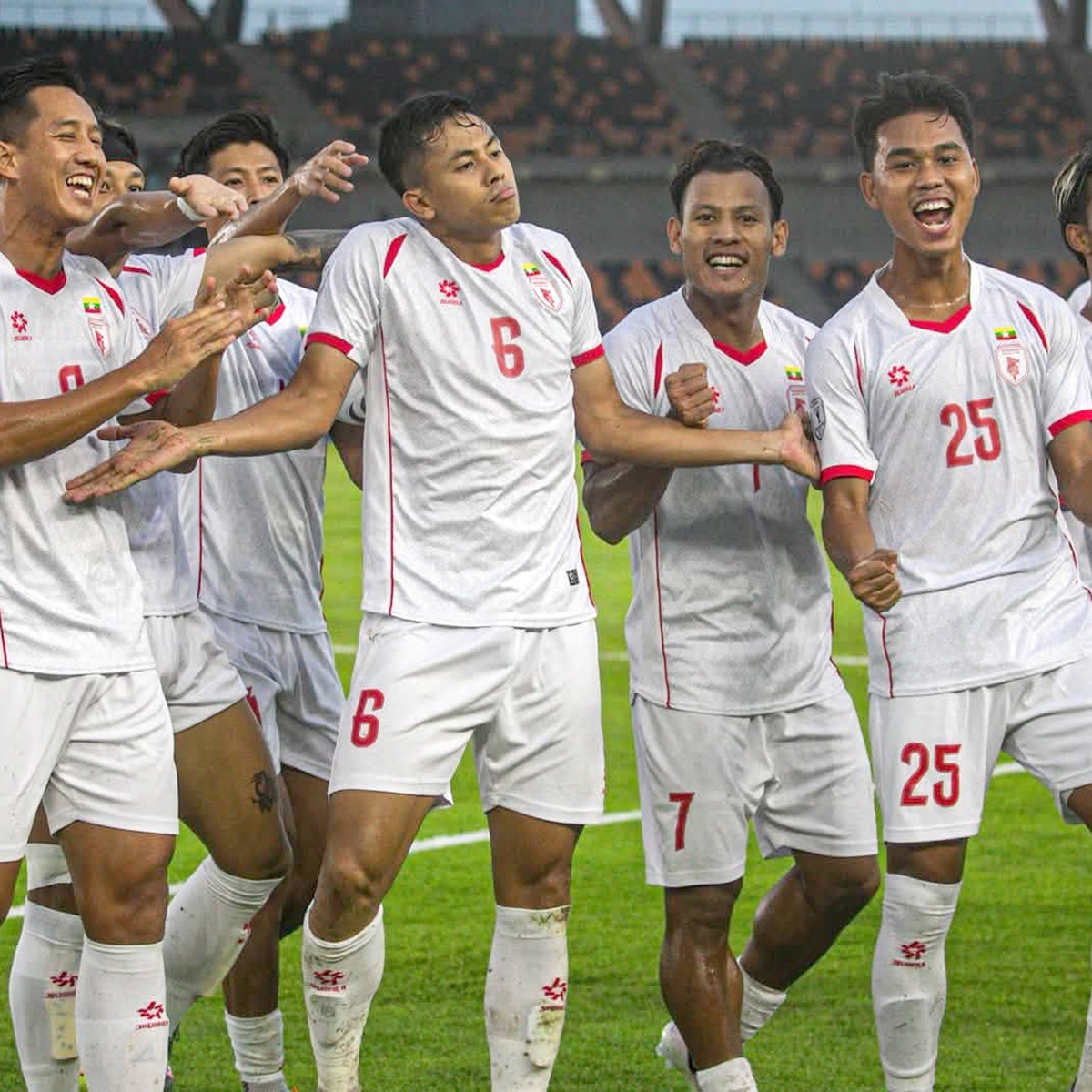 Hàng công rực sáng, Myanmar vùi dập Philippines