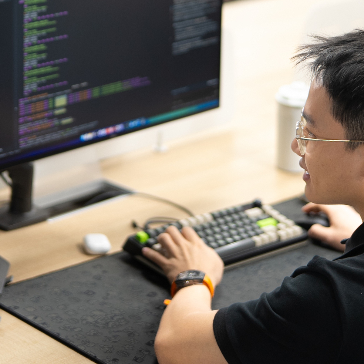 Cổ phiếu trụ đồng loạt khởi sắc, VN-Index lấy lại 1.700 điểm