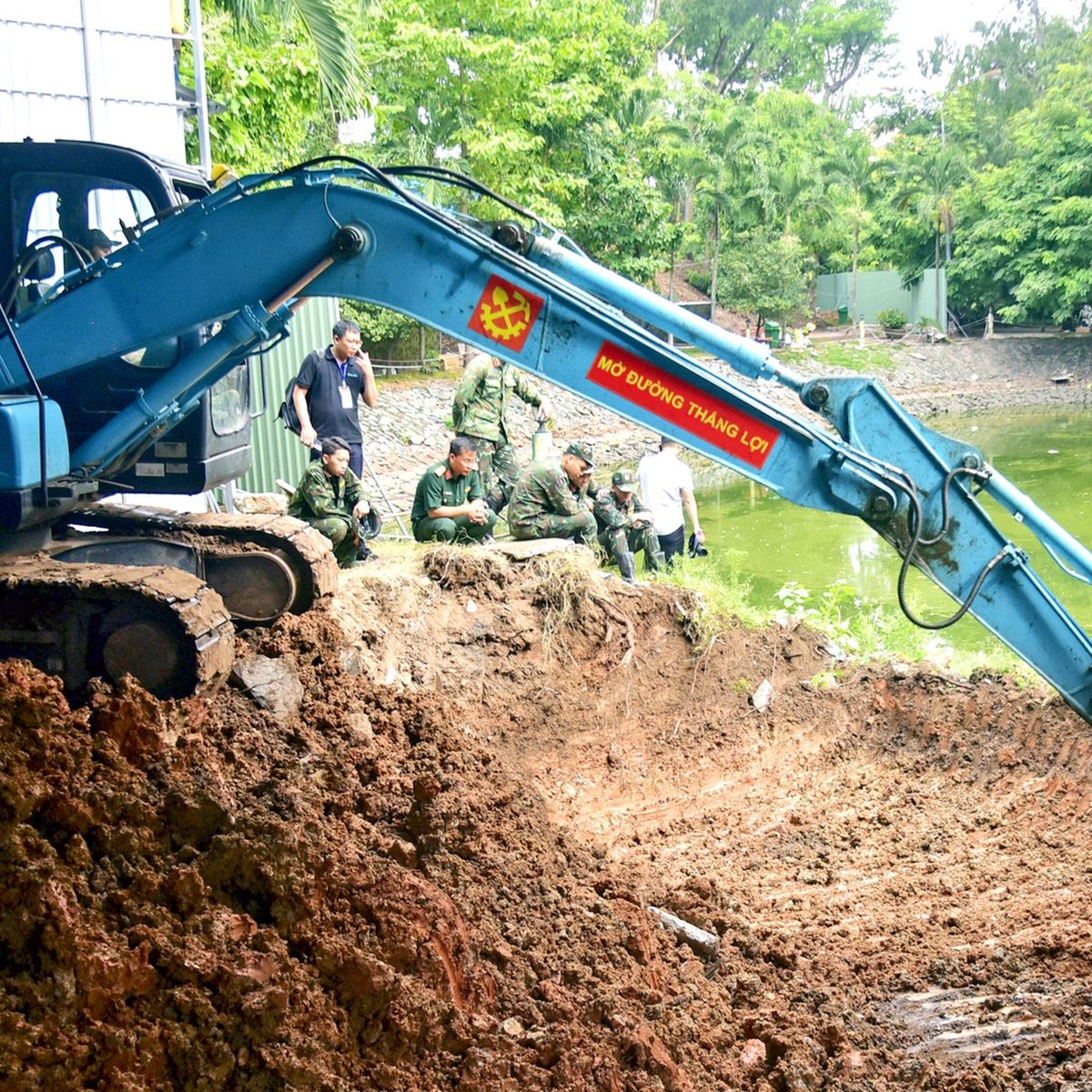 Đắp đê bao, bơm nước, mở rộng khu vực tìm kiếm hài cốt liệt sĩ tại công viên Lê Thị Riêng