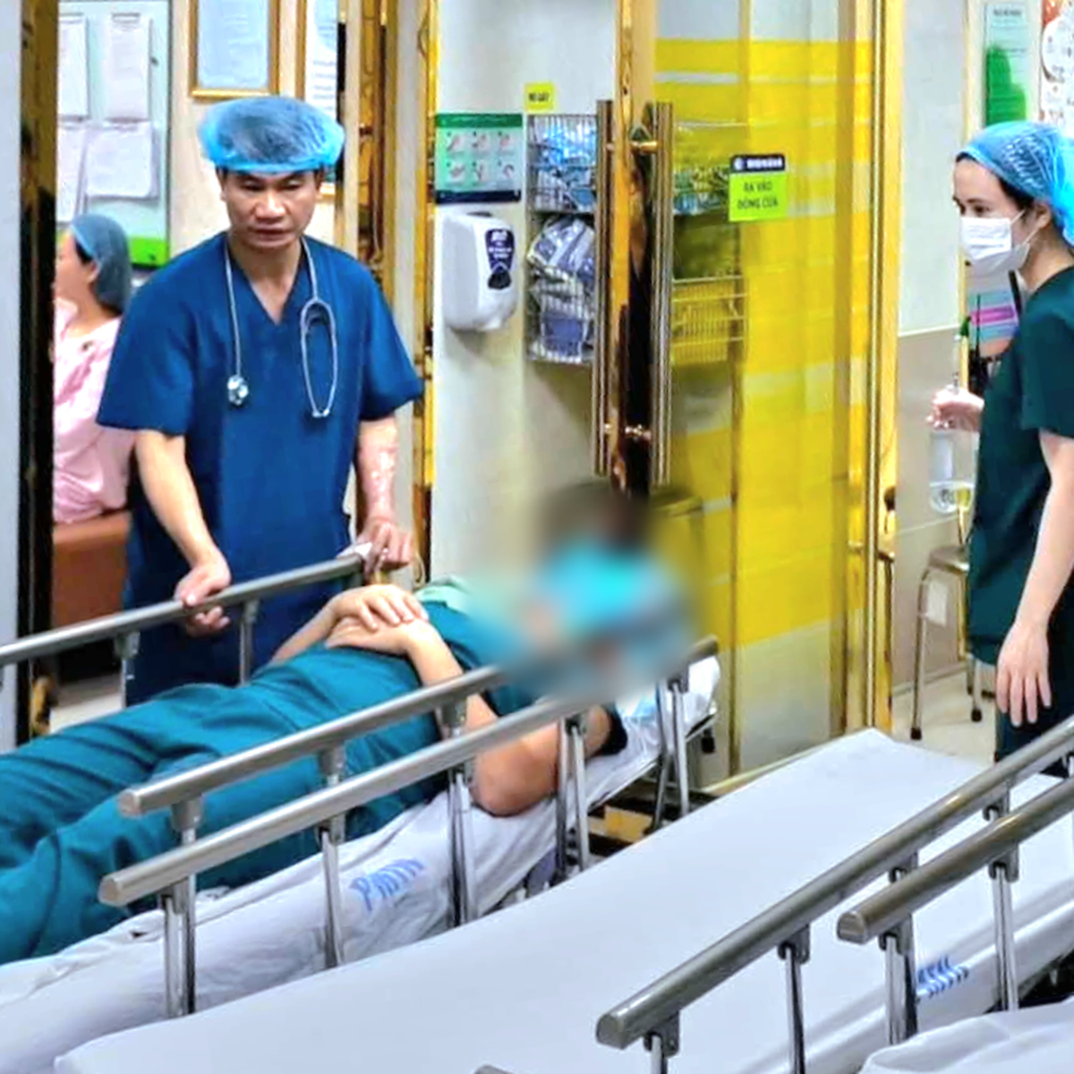 Dở khóc, dở cười với hình ảnh chồng ngất xỉu khi đồng hành cùng vợ 'vượt cạn'