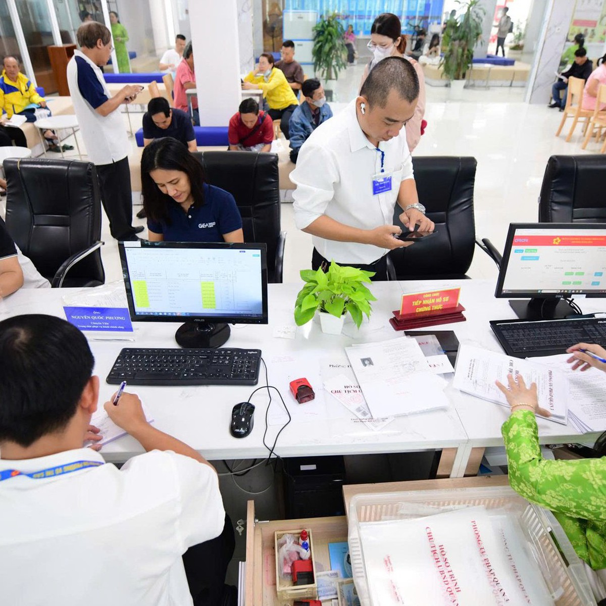 Bộ Nội vụ đang nghiên cứu, đề xuất chính sách tiền lương cho cán bộ, công chức
