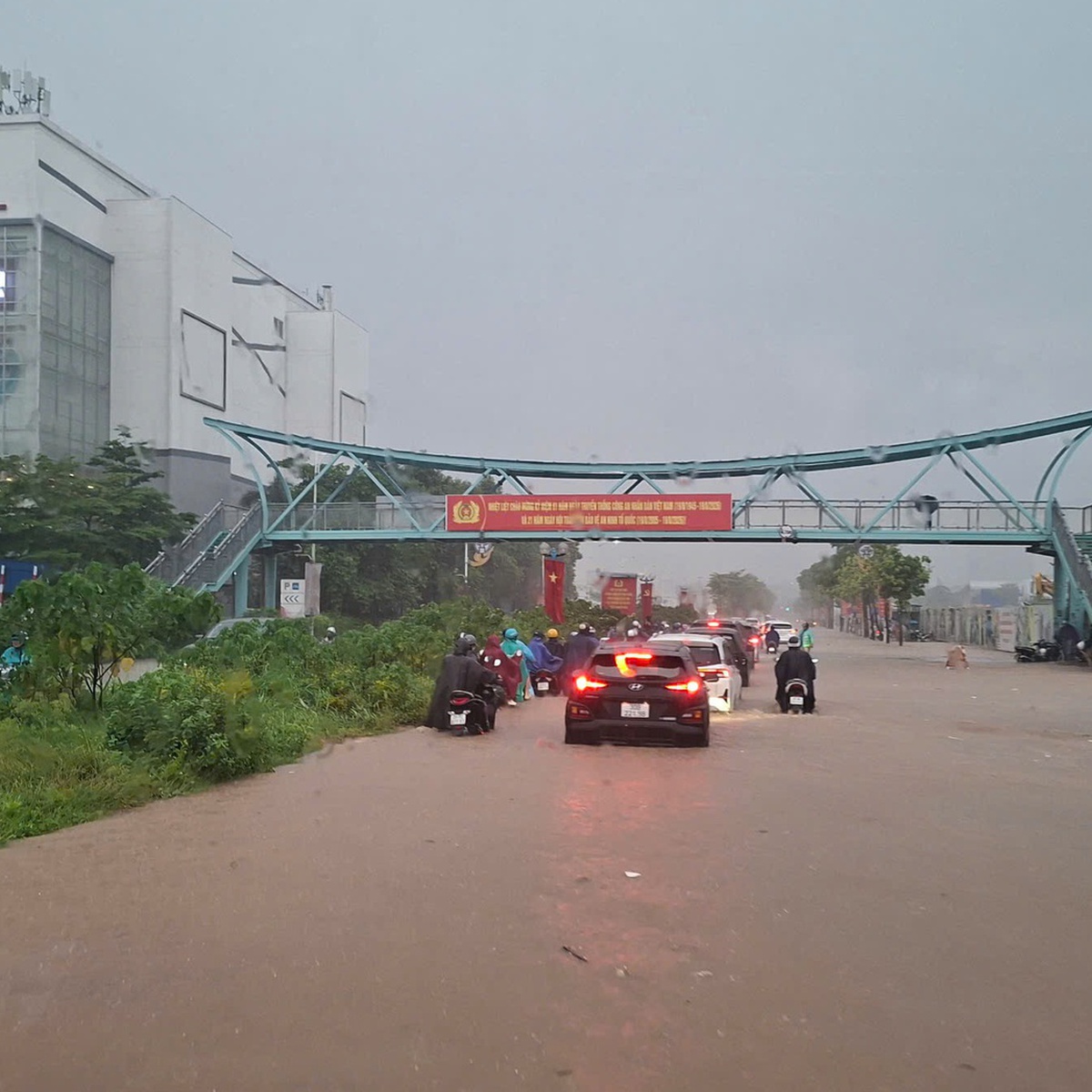 Hà Nội mưa lớn giờ tan tầm , khu vực trước Aeon Mall Long Biên ngập sâu
