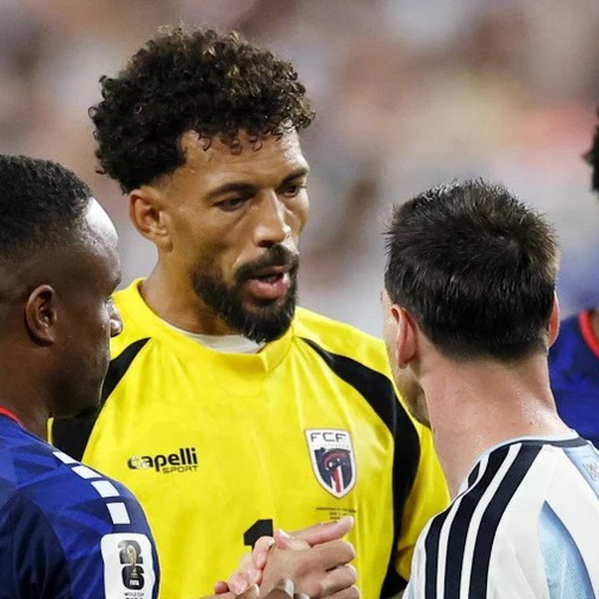 Messi và Vozinha nói gì trong lúc ôm nhau sau trận?