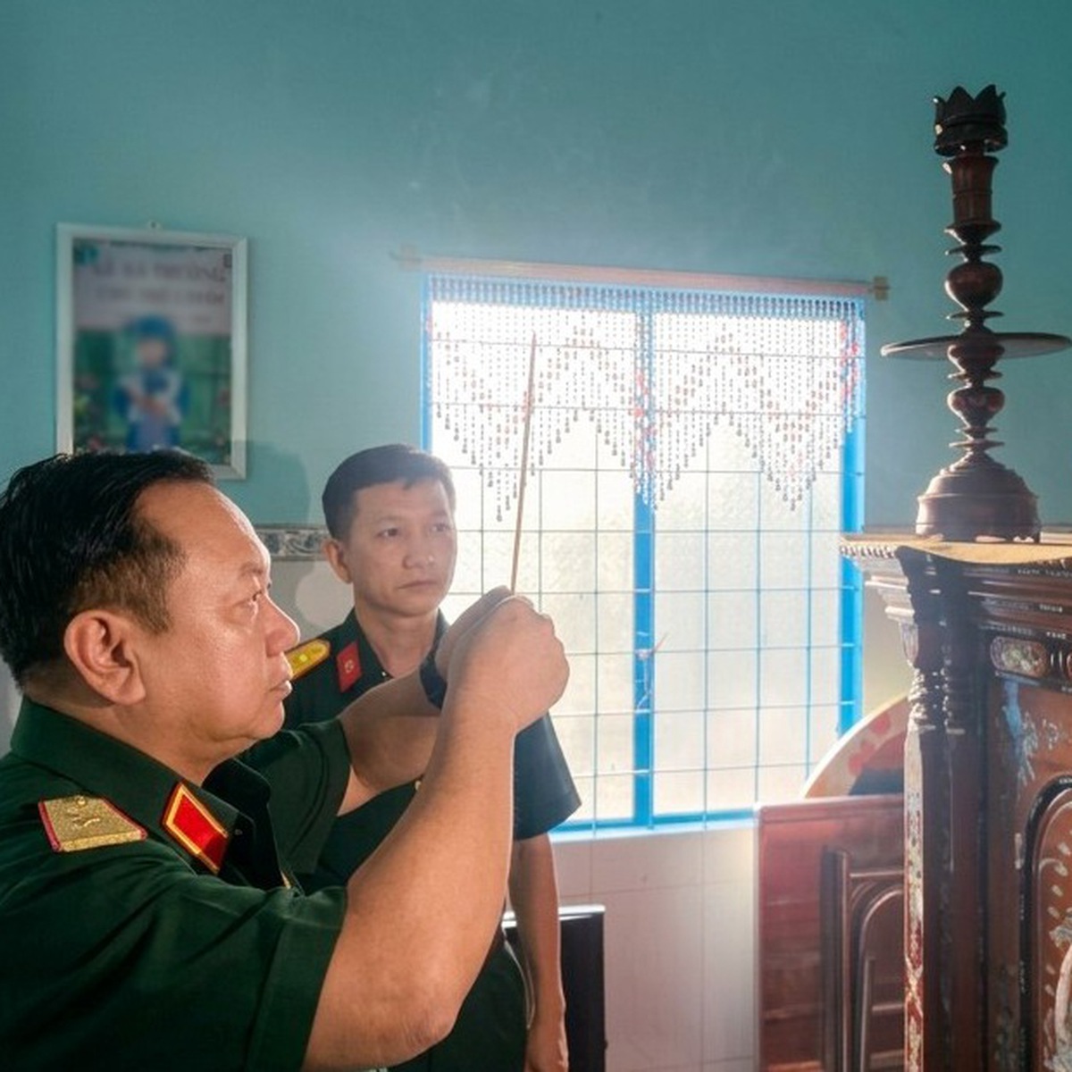 Chính ủy Bộ Tư lệnh TP.HCM đến nhà người nhận là thân nhân liệt sĩ Huỳnh Văn Quên