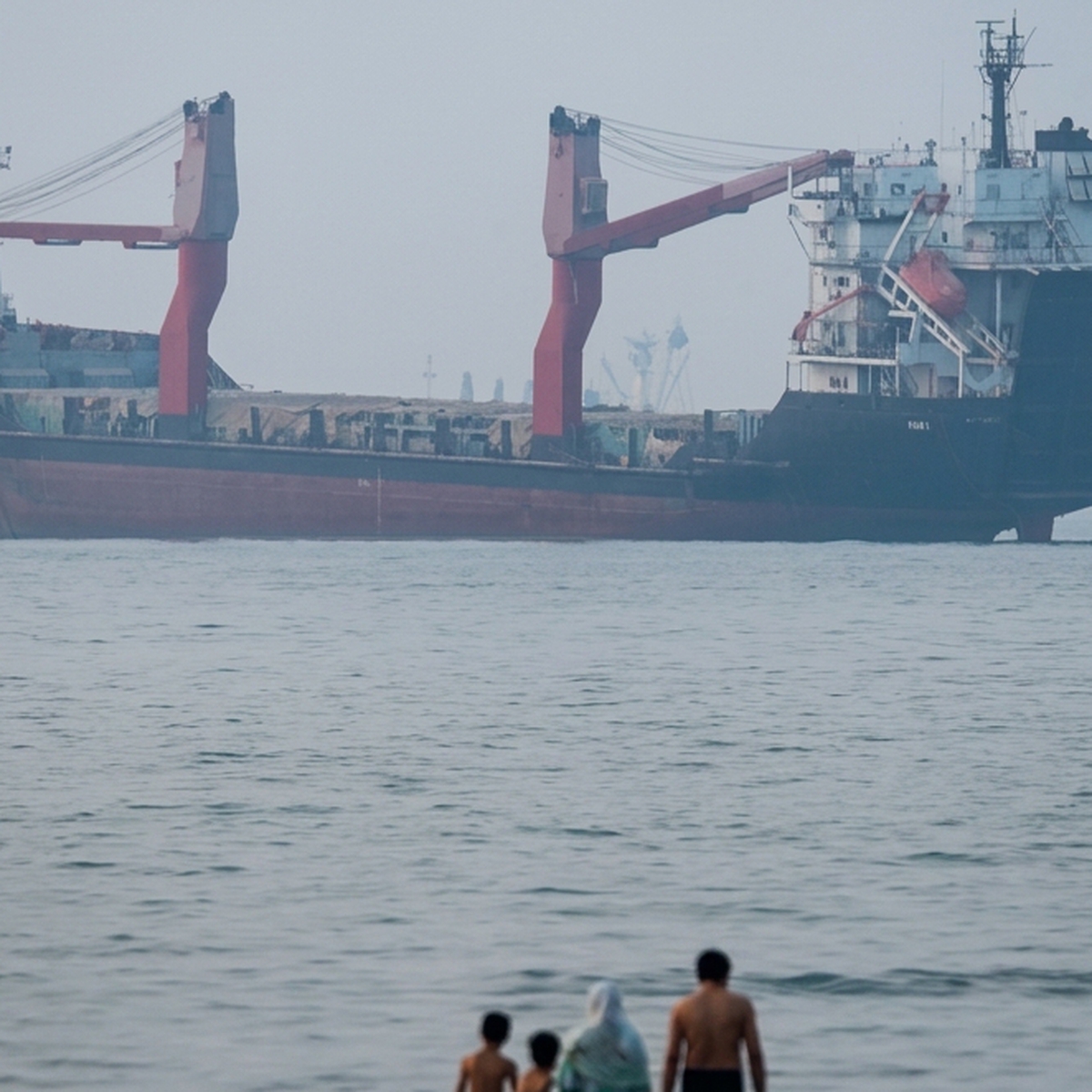 Rộ tin Iran phóng tên lửa vào 2 tàu thương mại ở eo biển Hormuz, gây hỏa hoạn