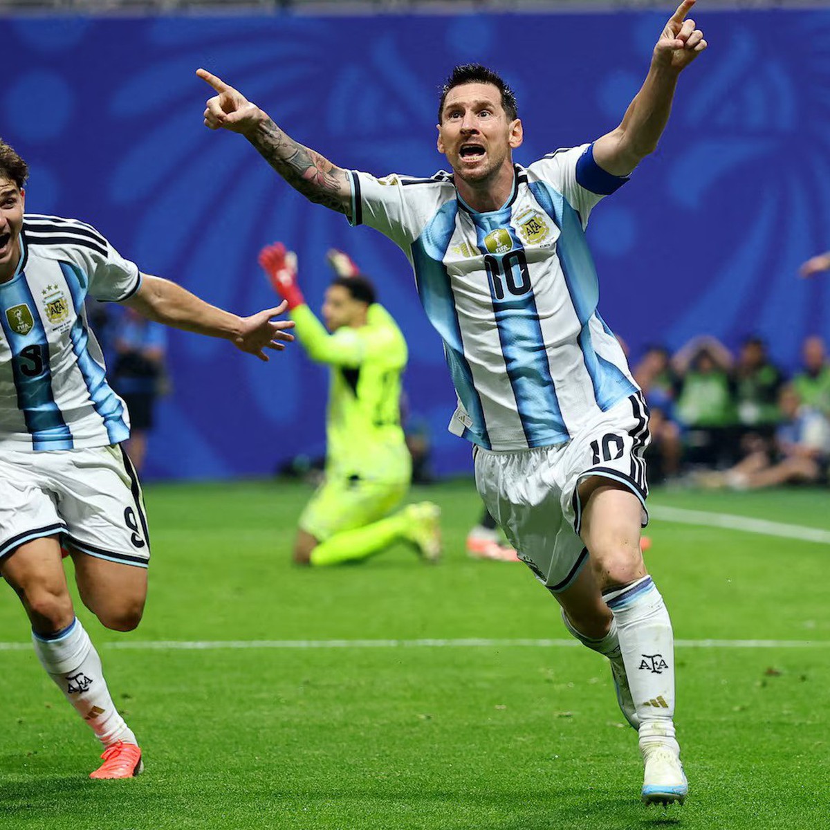 Video: Pha vô lê của Messi gỡ hòa cho Argentina
