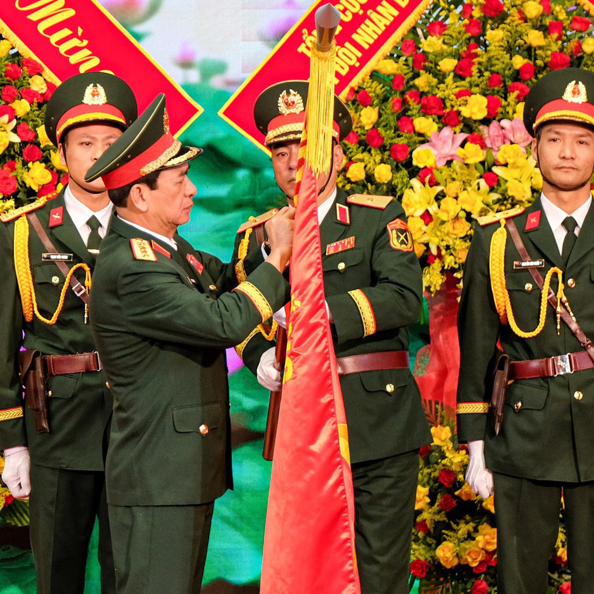 Học viện Lục quân đón nhận Huân chương Bảo vệ Tổ quốc hạng nhất