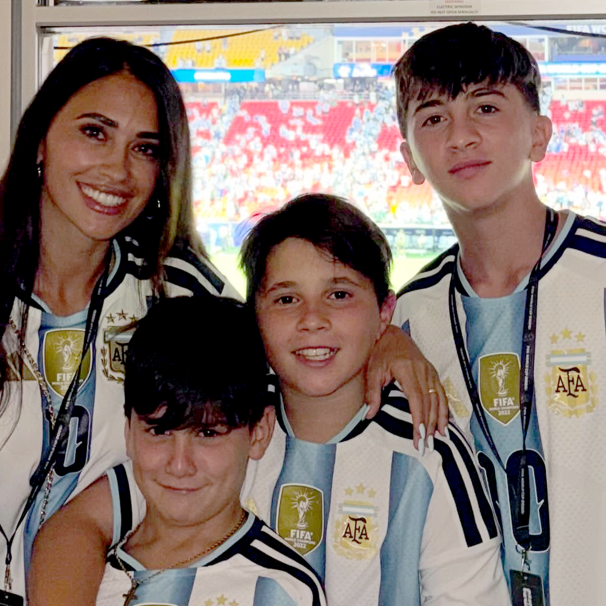 Vợ Messi 'nói không nên lời' sau chiến thắng ngoạn mục của chồng