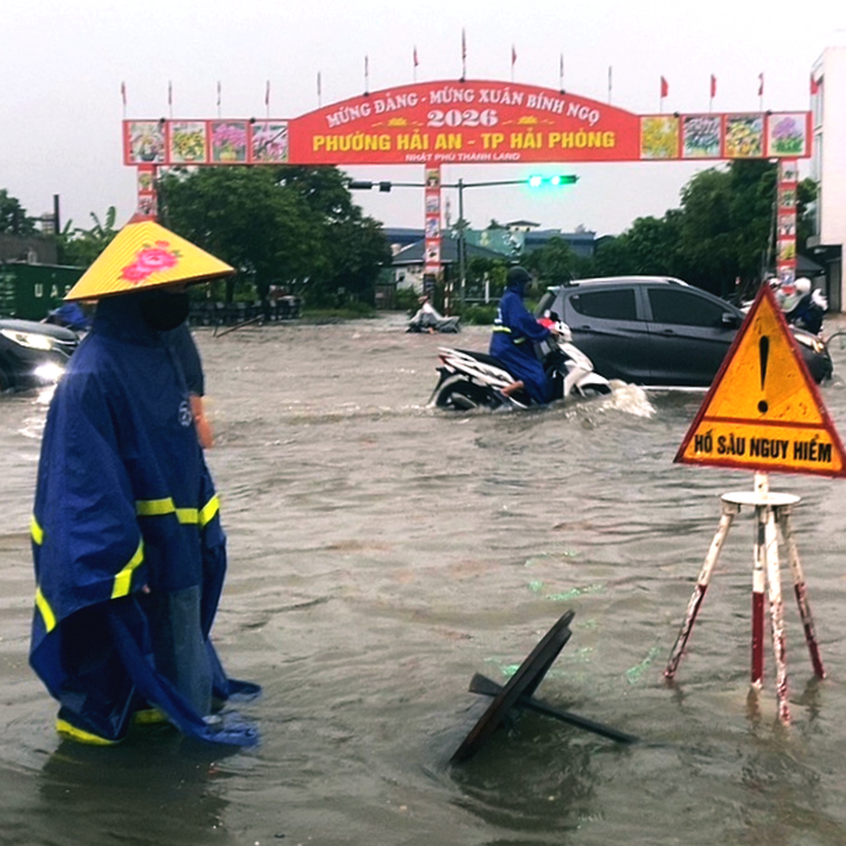 Mưa lớn tại Hải Phòng gây ngập lụt nghiêm trọng , nhiều tuyến đường thành sông