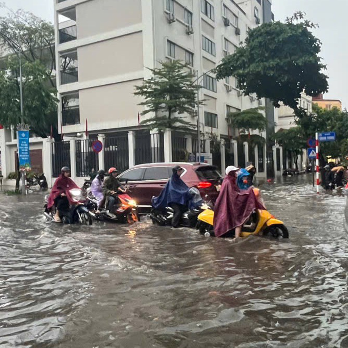 Mưa 30 phút gây ngập úng cục bộ tại một số tuyến phố Hà Nội